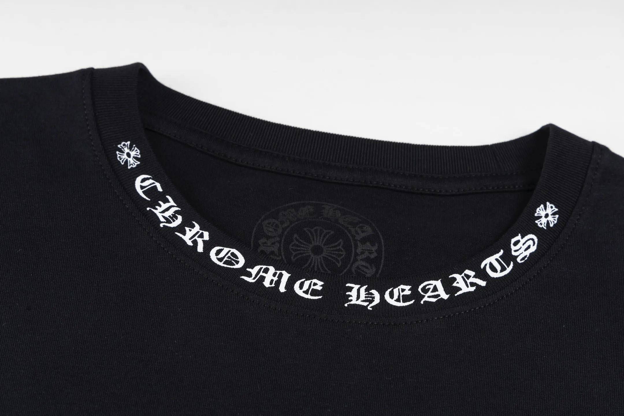 🅿️320 [Exclusive supply] CH Crow Heart Neck Sanskrit Long Sleeve (Black) The fabric is lightly brushed cotton 180g fabric. The upper body is super skin-friendly and soft. The original main label wash mark, silver thread anti-counterfeiting laser, purchased the original version to develop 1:1 restoration, glue printing is consistent with the original version. They are all black and cyan (green light), not the ordinary black fake version in the market. The collar thread is also dyed in the same vat. Size:S/M/L